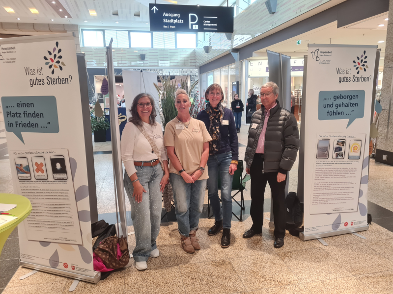 Mitglierder des Hospizvereins bereit zum Gespräch