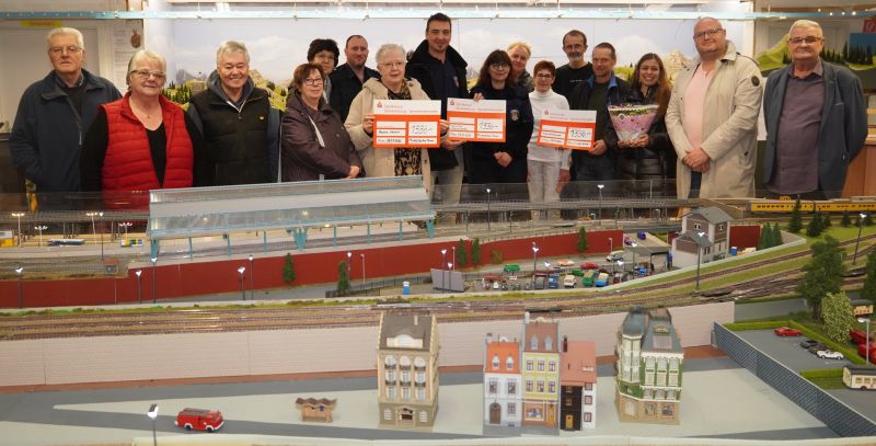Spendenuebrgabe modellbahnteam